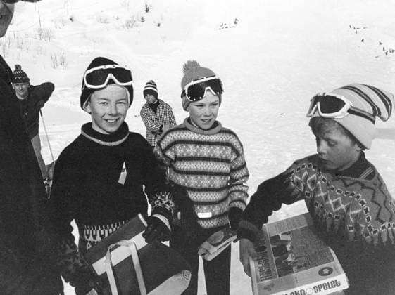 Ingemar Stenmark, geboren am 18. März 1956, ist ein ehemaliger schwedischer alpiner Skirennläufer im Weltcup. Er gilt als einer der bedeutendsten schwedischen Sportler aller Zeiten und als der größte Slalom und Riesenslalomspezialist aller Zeiten. 1979 während eines Weltcup Wettbewerbs. Das Bild links zeigt ihn in den 1960er Jahren als jungen Mann Ingemar Stenmark born 18 March 1956 is a Swedish former World Cup alpine ski racer. He is regarded as one of the most prominent Swedish athletes ever, and as the greatest slalom and giant slalom specialist of all time. 1979 during a world cup competition. Pictured to the left in the 1960s as a young boy Copyright: imageBROKER Sjoberg ibljsj12853495.jpg Bitte beachten Sie die gesetzlichen Bestimmungen des deutschen Urheberrechtes hinsichtlich der Namensnennung des Fotografen im direkten Umfeld der Veröffentlichung Ingemar Stenmark, geboren am 18. März 1956, ist ein ehemaliger schwedischer alpiner Skirennläufer im Weltcup. Er gilt al imago images 0806841643