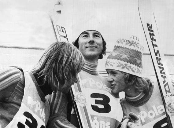 Ingemar Stenmark, geboren am 18. März 1956, ist ein ehemaliger schwedischer alpiner Skirennläufer im Weltcup. Er gilt als einer der bedeutendsten schwedischen Sportler aller Zeiten und als der größte Slalom und Riesenslalomspezialist aller Zeiten. Auf dem Bild in der Mitte zwischen Torsten Jacobsson und Stig Strand während eines Weltcuprennens in Åre Jämtland, Schweden 1977 Ingemar Stenmark born 18 March 1956 is a Swedish former World Cup alpine ski racer. He is regarded as one of the most prominent Swedish athletes ever, and as the greatest slalom and giant slalom specialist of all time. Pictured in the middle between Torsten Jacobsson and Stig Strand during a World Cup race in Åre Jämtland Sweden 1977 Copyright: imageBROKER Sjoberg ibljsj12853505.jpg Bitte beachten Sie die gesetzlichen Bestimmungen des deutschen Urheberrechtes hinsichtlich der Namensnennung des Fotografen im direkten Umfeld der Veröffentlichung Ingemar Stenmark, geboren am 18. März 1956, ist ein ehemaliger schwedischer alpiner Skirennläufer im Weltcup. Er gilt al imago images 0806910537