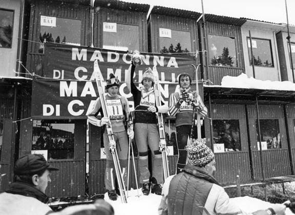 Ingemar Stenmark, geboren am 18. März 1956, ist ein ehemaliger schwedischer alpiner Skirennläufer im Weltcup. Er gilt als einer der bedeutendsten schwedischen Sportler aller Zeiten und als der größte Slalom und Riesenslalomspezialist aller Zeiten. Ingemar Stenmark Bojan Krizaj Klaus Heidegger Madonna di Campiglio Italien 1977 Ingemar Stenmark born 18 March 1956 is a Swedish former World Cup alpine ski racer. He is regarded as one of the most prominent Swedish athletes ever, and as the greatest slalom and giant slalom specialist of all time. Ingemar Stenmark Bojan Krizaj Klaus Heidegger Madonna di Campiglio Italy 1977 Copyright: imageBROKER Sjoberg ibljsj12853543.jpg Bitte beachten Sie die gesetzlichen Bestimmungen des deutschen Urheberrechtes hinsichtlich der Namensnennung des Fotografen im direkten Umfeld der Veröffentlichung Ingemar Stenmark, geboren am 18. März 1956, ist ein ehemaliger schwedischer alpiner Skirennläufer im Weltcup. Er gilt al imago images 0806910546