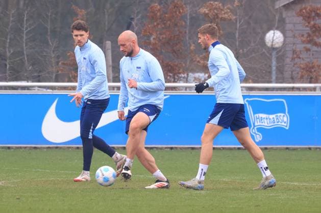 DEU, DFL, 2. FBL Hertha BSC, Training, 11.03.2025, Sportforum, Berlin, DEU, DFL, 2. FBL Hertha BSC, Training, im Bild Abwehrtraining, Marton Dardai (Hertha BSC Berlin 31), Toni Leistner (Hertha BSC Berlin 37), Pascal Klemens (Hertha BSC Berlin 41) DFL - regulations prohibit any use of Photographs as image sequences and or quasi-video Foto: Juergen Engler nordphoto GmbH
