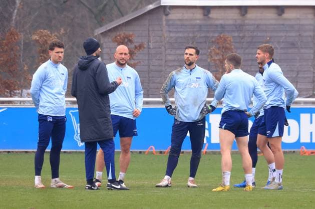 DEU, DFL, 2. FBL Hertha BSC, Training, 11.03.2025, Sportforum, Berlin, DEU, DFL, 2. FBL Hertha BSC, Training, im Bild Abwehr, Co-Trainer Andre Mijatovic (Hertha BSC Berlin), Linus Gechter (Hertha BSC Berlin 44), Toni Leistner (Hertha BSC Berlin 37), Marius Gersbeck (Hertha BSC Berlin 35), Jonjoe Kenny (Hertha BSC Berlin 16), Marton Dardai (Hertha BSC Berlin 31), Deyovaisio Zeefuik (Hertha BSC Berlin 42) DFL - regulations prohibit any use of Photographs as image sequences and or quasi-video Foto: Juergen Engler nordphoto GmbH