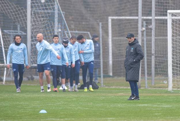 Fussball, Herren, Saison 2024 25, 2. Bundesliga, Hertha BSC, Training, v.l. Fabian Reese (Hertha BSC), Toni Leistner (Hertha BSC), Ibrahim Maza (Hertha BSC), Jon Dagur Thorsteinsson (Hertha BSC), Derry Scherhant (Hertha BSC), Andreas Bouchalakis (Hertha BSC), Trainer Stefan Leitl (Hertha BSC), 11.03. 2025,