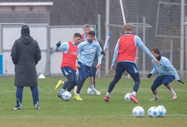 Fussball, Herren, Saison 2024 25, 2. Bundesliga, Hertha BSC, Training, v.l. Co-Trainer Armin Reutershahn (Hertha BSC), Diego Demme (Hertha BSC), Andreas Bouchalakis (Hertha BSC), Luca Schuler (Hertha BSC), Michal Karbownik (Hertha BSC), 11.03. 2025,