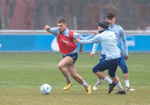 Fussball, Herren, Saison 2024 25, 2. Bundesliga, Hertha BSC, Training, v.l. Jonjoe Kenny (Hertha BSC), Jon Dagur Thorsteinsson (Hertha BSC), Janne Berner (Hertha BSC), 11.03. 2025,