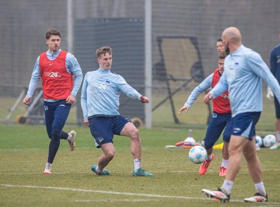 Fussball, Herren, Saison 2024 25, 2. Bundesliga, Hertha BSC, Training, v.l. Linus Gechter (Hertha BSC), Luca Wollschläger (Hertha BSC), Florian Niederlechner (Hertha BSC), Toni Leistner (Hertha BSC), 11.03. 2025,