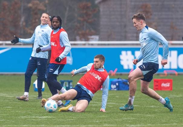 Sport Bilder des Tages Fussball, Herren, Saison 2024 25, 2. Bundesliga, Hertha BSC, Training, v.l. Palko Dardai (Hertha BSC), Deyovaisio Zeefuik (Hertha BSC), Jonjoe Kenny (Hertha BSC), Luca Wollschläger (Hertha BSC), 11.03. 2025,