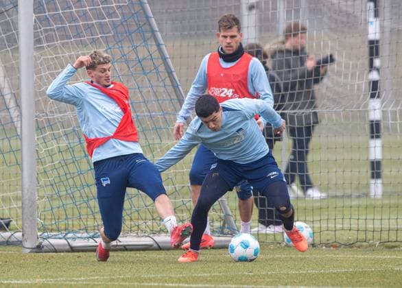 Fussball, Herren, Saison 2024 25, 2. Bundesliga, Hertha BSC, Training, v.l. Michael Cuisance (Hertha BSC), Florian Niederlechner (Hertha BSC), Ibrahim Maza (Hertha BSC), 11.03. 2025,