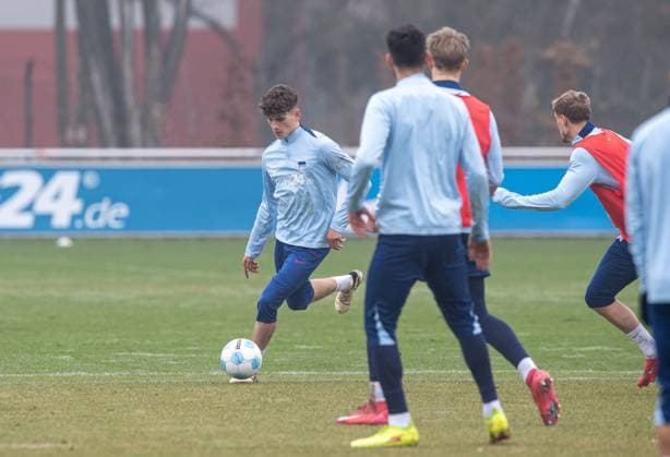 Fussball, Herren, Saison 2024 25, 2. Bundesliga, Hertha BSC, Training, v.l. Janne Berner (Hertha BSC), Andreas Bouchalakis (Hertha BSC), Luca Schuler (Hertha BSC), Michael Cuisance (Hertha BSC), 11.03. 2025,