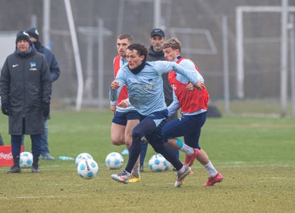 Fussball, Herren, Saison 2024 25, 2. Bundesliga, Hertha BSC, Training, v.l. Jonjoe Kenny (Hertha BSC), Fabian Reese (Hertha BSC), Michael Cuisance (Hertha BSC), 11.03. 2025,