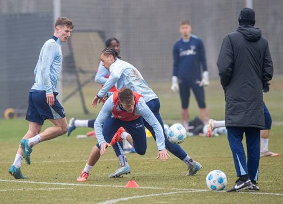 Fussball, Herren, Saison 2024 25, 2. Bundesliga, Hertha BSC, Training, v.l. Luca Wollschläger (Hertha BSC), Florian Niederlechner (Hertha BSC), Derry Scherhant (Hertha BSC), Co-Trainer Andre Mijatovic (Hertha BSC), 11.03. 2025,