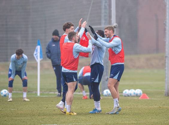 Fussball, Herren, Saison 2024 25, 2. Bundesliga, Hertha BSC, Training, v.l. Linus Gechter (Hertha BSC), Jonjoe Kenny (Hertha BSC), Deyovaisio Zeefuik (Hertha BSC), Marton Dardai (Hertha BSC), 11.03. 2025,