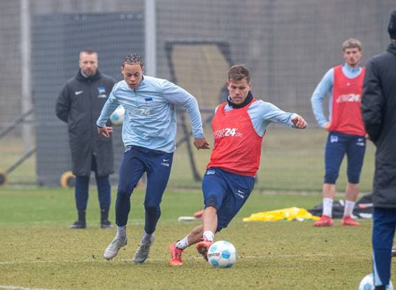 Fussball, Herren, Saison 2024 25, 2. Bundesliga, Hertha BSC, Training, v.l. Derry Scherhant (Hertha BSC), Florian Niederlechner (Hertha BSC), 11.03. 2025,