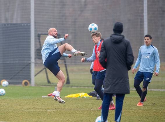 Fussball, Herren, Saison 2024 25, 2. Bundesliga, Hertha BSC, Training, v.l. Toni Leistner (Hertha BSC), Luca Schuler (Hertha BSC), Ibrahim Maza (Hertha BSC), 11.03. 2025,