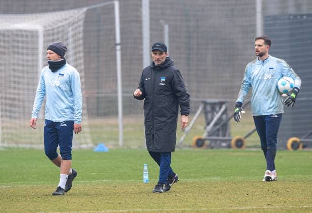 Fussball, Herren, Saison 2024 25, 2. Bundesliga, Hertha BSC, Training, v.l. Jon Dagur Thorsteinsson (Hertha BSC), Trainer Stefan Leitl (Hertha BSC), Torhüter Marius Gersbeck (Hertha BSC), 11.03. 2025,