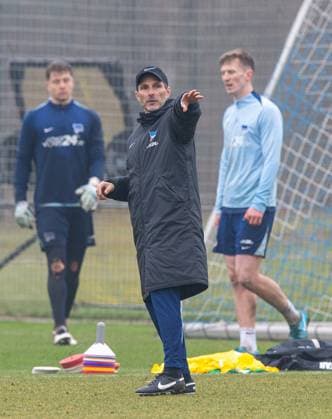 Fussball, Herren, Saison 2024 25, 2. Bundesliga, Hertha BSC, Training, v.l. Torhüter Tjark Ernst (Hertha BSC), Trainer Stefan Leitl (Hertha BSC), Luca Wollschläger (Hertha BSC), 11.03. 2025,