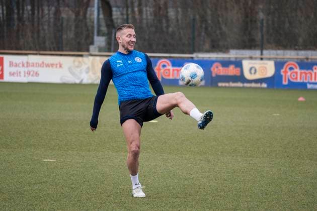 11.03.2025, Fußball, Herren, 1.BL, Saison 2024 2025, Training Holstein Kiel Lewis Holtby beim Ball hoch halten Kiel, Projensdorf Projensdorf, Trainigsplatz, Kuns Schleswig-Holstein Deutschland *** 11 03 2025, Football, Men, 1 BL, Season 2024 2025, Training Holstein Kiel Lewis Holtby holding up the ball Kiel, Projensdorf Projensdorf, Training ground, Kuns Schleswig Holstein Germany