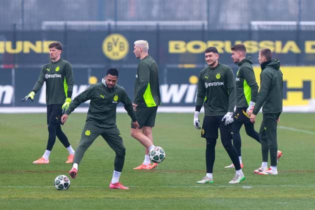 11.03.2025, Abschlusstraining zum UEFA Champions League Spiel zwischen OSC Lille und Borussia Dortmund, v. l. Torwart Gregor Kobel (Borussia Dortmund), Cole Campbell (Borussia Dortmund), Niklas Süle (Borussia Dortmund), Torwart Robin Lisewski (Borussia Dortmund), Torwart Alexander Meyer (Borussia Dortmund), Waldemar Anton (Borussia Dortmund), Dortmund Trainingsgelände Borussia Dortmund NRW Deutschland xRHR-FOTO DEx Copyright: DennisxEwert RHR-FOTOx RHR-FOTO DE
