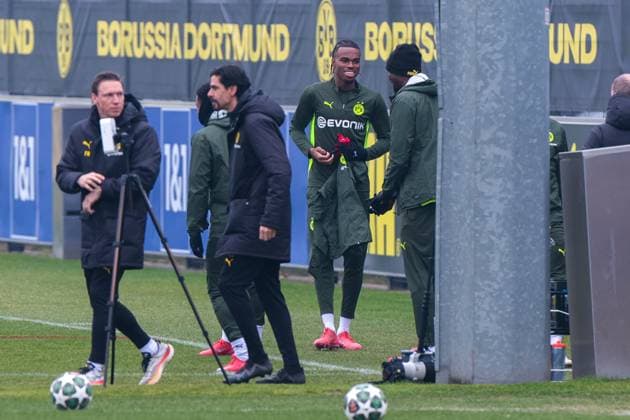 11.03.2025, Abschlusstraining zum UEFA Champions League Spiel zwischen OSC Lille und Borussia Dortmund, Carney Chukwuemeka (Borussia Dortmund) lacht, Dortmund Trainingsgelände Borussia Dortmund NRW Deutschland xRHR-FOTO DEx Copyright: DennisxEwert RHR-FOTOx RHR-FOTO DE