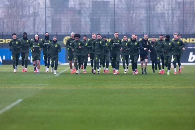 11.03.2025, Abschlusstraining zum UEFA Champions League Spiel zwischen OSC Lille und Borussia Dortmund, v. l. Giovanni Reyna (Borussia Dortmund), Serhou Guirassy (Borussia Dortmund), Julian Ryerson (Borussia Dortmund), Ramy Bensebaini (Borussia Dortmund), Marcel Sabitzer (Borussia Dortmund), Niklas Süle (Borussia Dortmund), Karim Adeyemi (Borussia Dortmund), Cole Campbell (Borussia Dortmund), Maximilian Beier (Borussia Dortmund), Pascal Groß (Borussia Dortmund), Julien Duranville (Borussia Dortmund), Nico Schlotterbeck (Borussia Dortmund), Kjell-Arik Wätjen (Borussia Dortmund), Waldemar Anton (Borussia Dortmund), Performance Manager Shad Forsythe (Borussia Dortmund), Standard-Trainer Alex Clapham (Borussia Dortmund), Salih Özcan (Borussia Dortmund), Emre Can (Borussia Dortmund), Julian Brandt (Borussia Dortmund), Dortmund Trainingsgelände Borussia Dortmund NRW Deutschland xRHR-FOTO DEx Copyright: DennisxEwert RHR-FOTOx RHR-FOTO DE