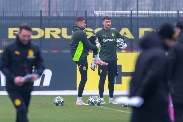 11.03.2025, Abschlusstraining zum UEFA Champions League Spiel zwischen OSC Lille und Borussia Dortmund, v. l. Torwart Alexander Meyer (Borussia Dortmund), Torwart Robin Lisewski (Borussia Dortmund), Dortmund Trainingsgelände Borussia Dortmund NRW Deutschland xRHR-FOTO DEx Copyright: DennisxEwert RHR-FOTOx RHR-FOTO DE