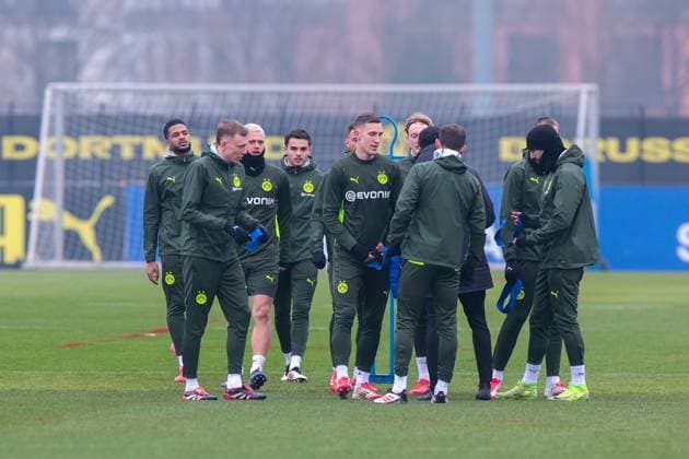 11.03.2025, Abschlusstraining zum UEFA Champions League Spiel zwischen OSC Lille und Borussia Dortmund, v. l. Cole Campbell (Borussia Dortmund), Maximilian Beier (Borussia Dortmund), Julian Ryerson (Borussia Dortmund), Kjell-Arik Wätjen (Borussia Dortmund), Nico Schlotterbeck (Borussia Dortmund), Julian Brandt (Borussia Dortmund), Emre Can (Borussia Dortmund) ziehen sich Leibchen an, Dortmund Trainingsgelände Borussia Dortmund NRW Deutschland xRHR-FOTO DEx Copyright: DennisxEwert RHR-FOTOx RHR-FOTO DE