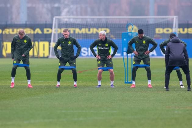 11.03.2025, Abschlusstraining zum UEFA Champions League Spiel zwischen OSC Lille und Borussia Dortmund, v. l. Julian Brandt (Borussia Dortmund), Maximilian Beier (Borussia Dortmund), Julian Ryerson (Borussia Dortmund), Cole Campbell (Borussia Dortmund) dehnen sich, Dortmund Trainingsgelände Borussia Dortmund NRW Deutschland xRHR-FOTO DEx Copyright: DennisxEwert RHR-FOTOx RHR-FOTO DE