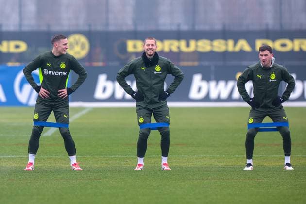 11.03.2025, Abschlusstraining zum UEFA Champions League Spiel zwischen OSC Lille und Borussia Dortmund, v. l. Nico Schlotterbeck (Borussia Dortmund), Waldemar Anton (Borussia Dortmund), Pascal Groß (Borussia Dortmund) dehnen sich und lachen, Dortmund Trainingsgelände Borussia Dortmund NRW Deutschland xRHR-FOTO DEx Copyright: DennisxEwert RHR-FOTOx RHR-FOTO DE