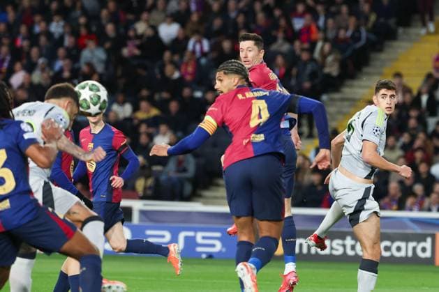 Barcelona 11. March 2025 Uefa Champions League phase 2024 25 Round of 16 FC Barcelona, Barca - S.L.Benfica v.l., weder Robert Lewandowski (FC Barcelona) und Antonio Silva (S.L.Benfica), Nicolas Otamendi (S.L.Benfica) Links köpft das 1:1 Copyright: JoaquimxFerreira