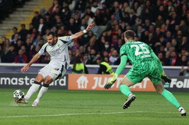 Barcelona 11. March 2025 Uefa Champions League phase 2024 25 Round of 16 FC Barcelona, Barca - S.L.Benfica v.l., Schuss aufs Tor Vangelis Pavlidis (S.L.Benfica), Torwart Wojciech Szczesny (FC Barcelona) Copyright: JoaquimxFerreira
