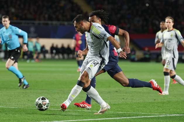 Barcelona 11. March 2025 Uefa Champions League phase 2024 25 Round of 16 FC Barcelona, Barca - S.L.Benfica v.l., Vangelis Pavlidis (S.L.Benfica), Jules Kounde (FC Barcelona) Zweikampf, Action, Aktion, Battles for the Ball Copyright: JoaquimxFerreira
