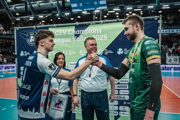 Volleyball Herren Saison 2024 2025 CEV Champions League 2025 Viertelfinale CLVM 097 SVG Lüneburg (GER) vs. Aluron CMC Warta Zawiercie (POL) 11.03.2025 Die Kapitäne beim Coin Toss Lüneburg LKH Arena Niedersachsen Deutschland