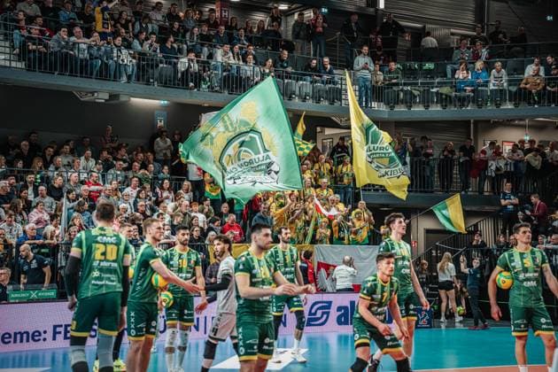 Volleyball Herren Saison 2024 2025 CEV Champions League 2025 Viertelfinale CLVM 097 SVG Lüneburg (GER) vs. Aluron CMC Warta Zawiercie (POL) 11.03.2025 Die Fans von Aluron CMC Warta ZAWIERCIE unterstützen das Team Lüneburg LKH Arena Niedersachsen Deutschland