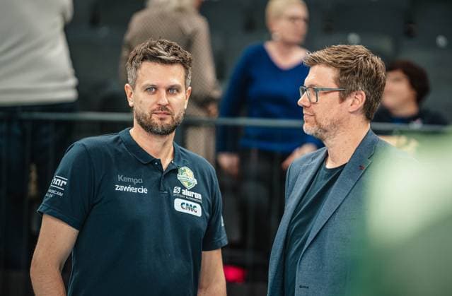 Volleyball Herren Saison 2024 2025 CEV Champions League 2025 Viertelfinale CLVM 097 SVG Lüneburg (GER) vs. Aluron CMC Warta Zawiercie (POL) 11.03.2025 Stafan Hübner (Trainer SVG Lüneburg) im Gespräch mit Michal Winiarski (Trainer Aluron CMC Warta ZAWIERCIE) Lüneburg LKH Arena Niedersachsen Deutschland