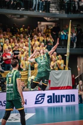 Volleyball Herren Saison 2024 2025 CEV Champions League 2025 Viertelfinale CLVM 097 SVG Lüneburg (GER) vs. Aluron CMC Warta Zawiercie (POL) 11.03.2025 Jurii Gladyr ( 13 SVG Aluron CMC Warta ZAWIERCIE) beim Einschlagen Lüneburg LKH Arena Niedersachsen Deutschland