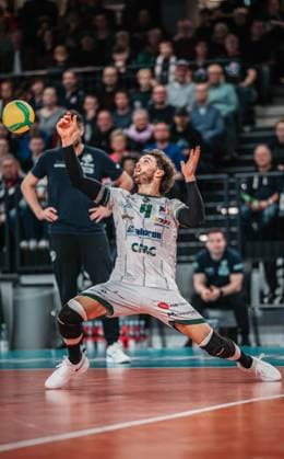 Volleyball Herren Saison 2024 2025 CEV Champions League 2025 Viertelfinale CLVM 097 SVG Lüneburg (GER) vs. Aluron CMC Warta Zawiercie (POL) 11.03.2025 Luke Perry ( 4 SVG Aluron CMC Warta ZAWIERCIE) bei der Abwehr Lüneburg LKH Arena Niedersachsen Deutschland