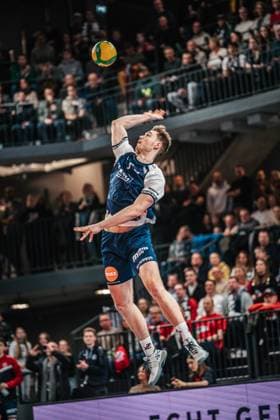 Volleyball Herren Saison 2024 2025 CEV Champions League 2025 Viertelfinale CLVM 097 SVG Lüneburg (GER) vs. Aluron CMC Warta Zawiercie (POL) 11.03.2025 Simon Torwie ( 1 SVG Lüneburg) beim Aufschlag Lüneburg LKH Arena Niedersachsen Deutschland