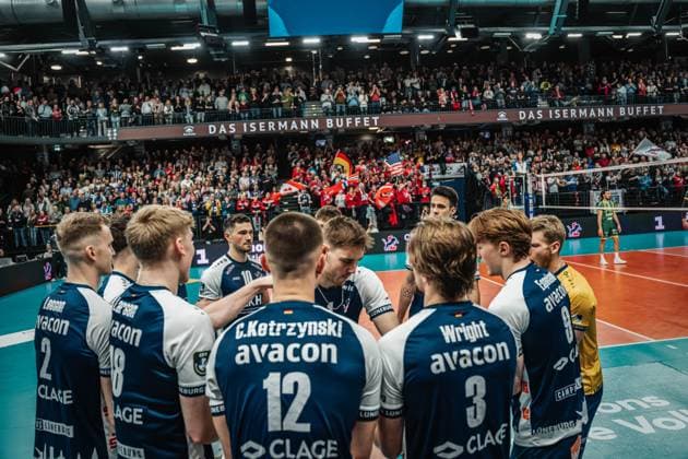 Volleyball Herren Saison 2024 2025 CEV Champions League 2025 Viertelfinale CLVM 097 SVG Lüneburg (GER) vs. Aluron CMC Warta Zawiercie (POL) 11.03.2025 Simon Torwie ( 1 SVG Lüneburg) beim Einlaufen Lüneburg LKH Arena Niedersachsen Deutschland
