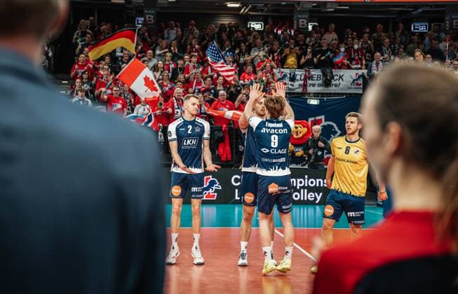 Volleyball Herren Saison 2024 2025 CEV Champions League 2025 Viertelfinale CLVM 097 SVG Lüneburg (GER) vs. Aluron CMC Warta Zawiercie (POL) 11.03.2025 Michael Patrick Wright ( 3 SVG Lüneburg) klatscht mit Simon Torwie ( 1 SVG Lüneburg) beim Einlaufen ab Lüneburg LKH Arena Niedersachsen Deutschland