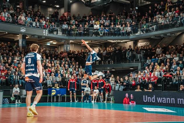 Volleyball Herren Saison 2024 2025 CEV Champions League 2025 Viertelfinale CLVM 097 SVG Lüneburg (GER) vs. Aluron CMC Warta Zawiercie (POL) 11.03.2025 Xander Wolf Wassenaar Ketrzynski ( 11 SVG Lüneburg) beim Aufschlaf Lüneburg LKH Arena Niedersachsen Deutschland