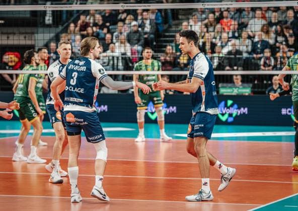 Volleyball Herren Saison 2024 2025 CEV Champions League 2025 Viertelfinale CLVM 097 SVG Lüneburg (GER) vs. Aluron CMC Warta Zawiercie (POL) 11.03.2025 Xander Wolf Wassenaar Ketrzynski ( 11 SVG Lüneburg) jubelt Lüneburg LKH Arena Niedersachsen Deutschland