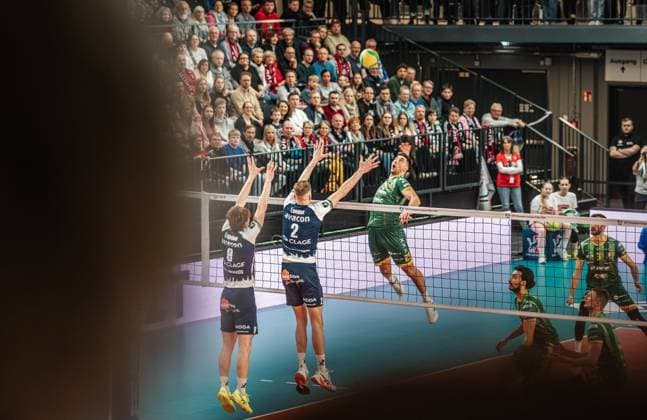 Volleyball Herren Saison 2024 2025 CEV Champions League 2025 Viertelfinale CLVM 097 SVG Lüneburg (GER) vs. Aluron CMC Warta Zawiercie (POL) 11.03.2025 Karol Butryn ( 21 SVG Aluron CMC Warta ZAWIERCIE) gegen den Block von Theo Mohwinkel ( 8 SVG Lüneburg) und Blake Gregory Leeson ( 2 SVG Lüneburg) Lüneburg LKH Arena Niedersachsen Deutschland