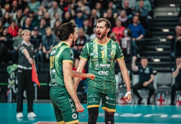Volleyball Herren Saison 2024 2025 CEV Champions League 2025 Viertelfinale CLVM 097 SVG Lüneburg (GER) vs. Aluron CMC Warta Zawiercie (POL) 11.03.2025 Aaron Joseph Russell ( 3 SVG Aluron CMC Warta ZAWIERCIE) jubelt mit Miguel Tavares Rodrigues ( 15 SVG Aluron CMC Warta ZAWIERCIE) Lüneburg LKH Arena Niedersachsen Deutschland