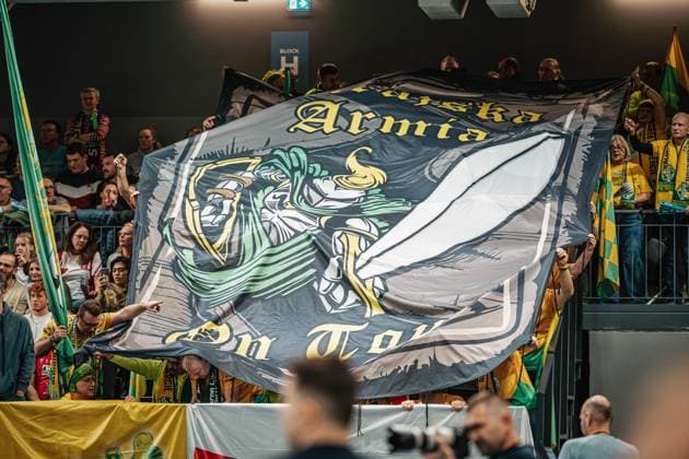 Volleyball Herren Saison 2024 2025 CEV Champions League 2025 Viertelfinale CLVM 097 SVG Lüneburg (GER) vs. Aluron CMC Warta Zawiercie (POL) 11.03.2025 Die Fans von Aluron CMC Warta ZAWIERCIE mit einer Choreo Lüneburg LKH Arena Niedersachsen Deutschland