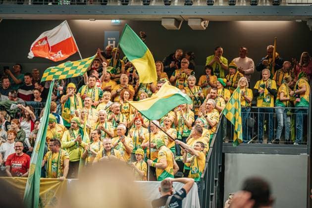 Volleyball Herren Saison 2024 2025 CEV Champions League 2025 Viertelfinale CLVM 097 SVG Lüneburg (GER) vs. Aluron CMC Warta Zawiercie (POL) 11.03.2025 Die Fans von Aluron CMC Warta ZAWIERCIE jubeln Lüneburg LKH Arena Niedersachsen Deutschland