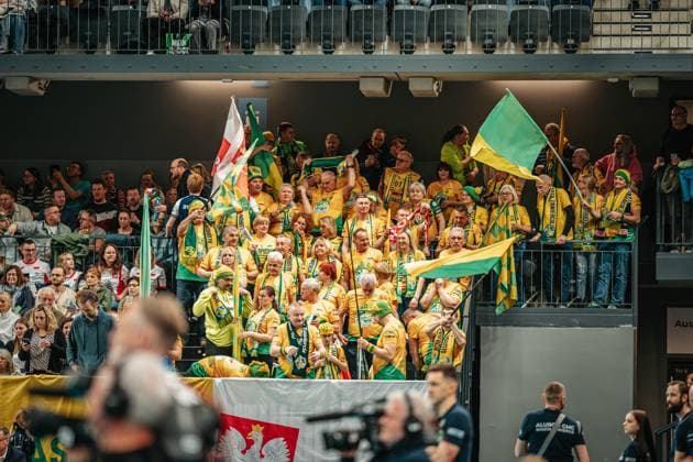 Volleyball Herren Saison 2024 2025 CEV Champions League 2025 Viertelfinale CLVM 097 SVG Lüneburg (GER) vs. Aluron CMC Warta Zawiercie (POL) 11.03.2025 Die Fans von Aluron CMC Warta ZAWIERCIE jubeln Lüneburg LKH Arena Niedersachsen Deutschland