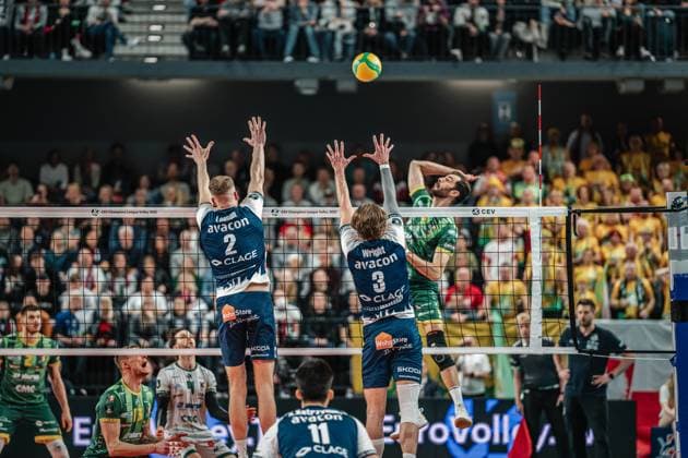 Volleyball Herren Saison 2024 2025 CEV Champions League 2025 Viertelfinale CLVM 097 SVG Lüneburg (GER) vs. Aluron CMC Warta Zawiercie (POL) 11.03.2025 Aaron Joseph Russell ( 3 SVG Aluron CMC Warta ZAWIERCIE) gegen den Block von Blake Gregory Leeson ( 2 SVG Lüneburg) und Michael Patrick Wright ( 3 SVG Lüneburg) Lüneburg LKH Arena Niedersachsen Deutschland