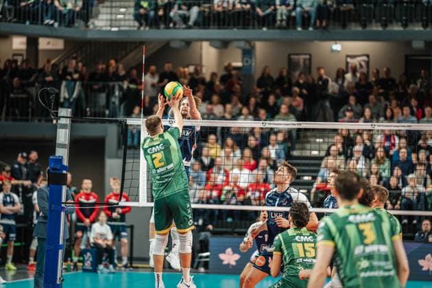 Volleyball Herren Saison 2024 2025 CEV Champions League 2025 Viertelfinale CLVM 097 SVG Lüneburg (GER) vs. Aluron CMC Warta Zawiercie (POL) 11.03.2025 Kwolek Bartosz ( 2 SVG Aluron CMC Warta ZAWIERCIE) im Drückduell gegen Michael Patrick Wright ( 3 SVG Lüneburg) Lüneburg LKH Arena Niedersachsen Deutschland