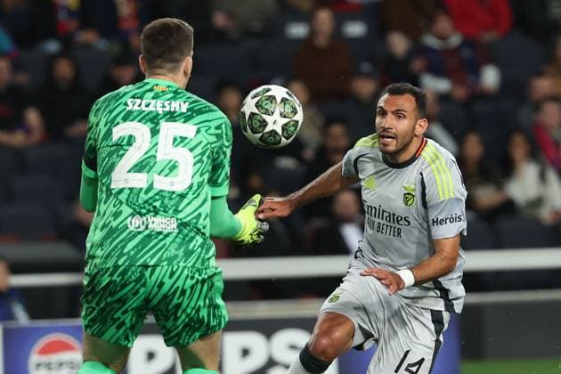 Barcelona 11. March 2025 Uefa Champions League phase 2024 25 Round of 16 FC Barcelona, Barca - S.L.Benfica v.l., Torwart Wojciech Szczesny (FC Barcelona), Vangelis Pavlidis (S.L.Benfica) Zweikampf, Action, Aktion, Battles for the Ball Copyright: JoaquimxFerreira