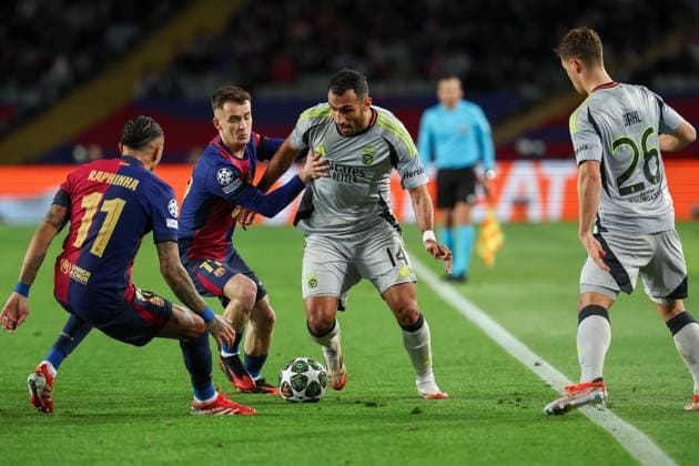 Barcelona 11. March 2025 Uefa Champions League phase 2024 25 Round of 16 FC Barcelona, Barca - S.L.Benfica v.l., Raphinha (FC Barcelona), Marc Casado (FC Barcelona), Vangelis Pavlidis (S.L.Benfica), Zweikampf, Action, Aktion, Battles for the Ball Copyright: JoaquimxFerreira