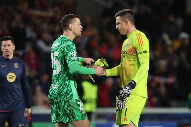 Barcelona 11. March 2025 Uefa Champions League phase 2024 25 Round of 16 FC Barcelona, Barca - S.L.Benfica v.l., Torwart Wojciech Szczesny (FC Barcelona) und Torwart Anatoliy Trubin (S.L.Benfica) klatschen sich ab Copyright: JoaquimxFerreira